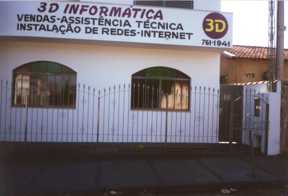 Fachada da 3D Informática no segundo endereço, em 1997, com o letreiro Vendas, Assistência Técnica e Instalação de Redes